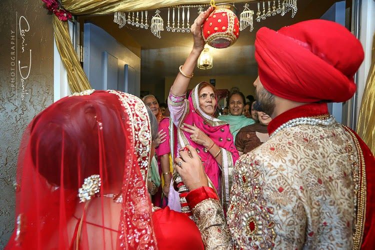 groom's mother performing paani vaarna